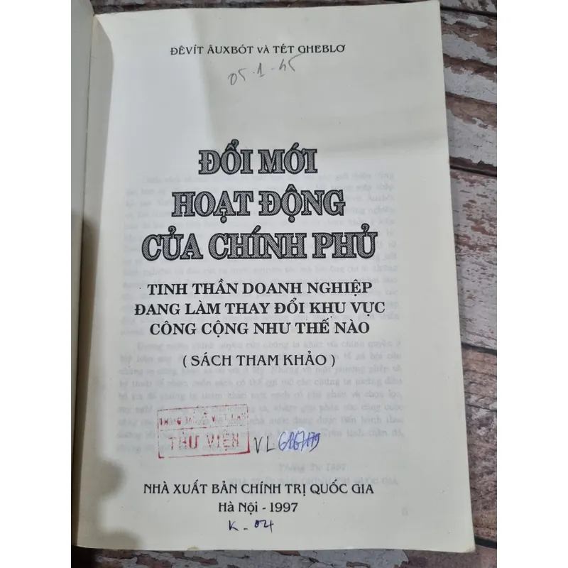 Sách tham khảo từ Hoa Kỳ : Đổi mới hoạt động của chính phủ Sách khổ lớn, xb 1997;  714906