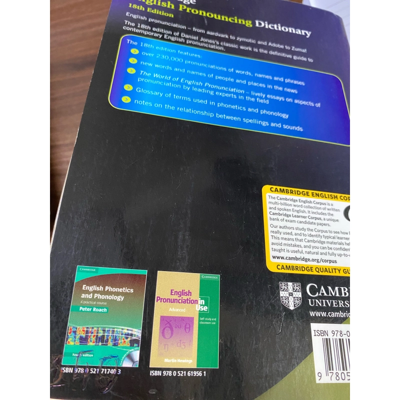 Sách Cambridge English Pronouncing Dictionary - mới có 1-2 vệt bìa sau  274065