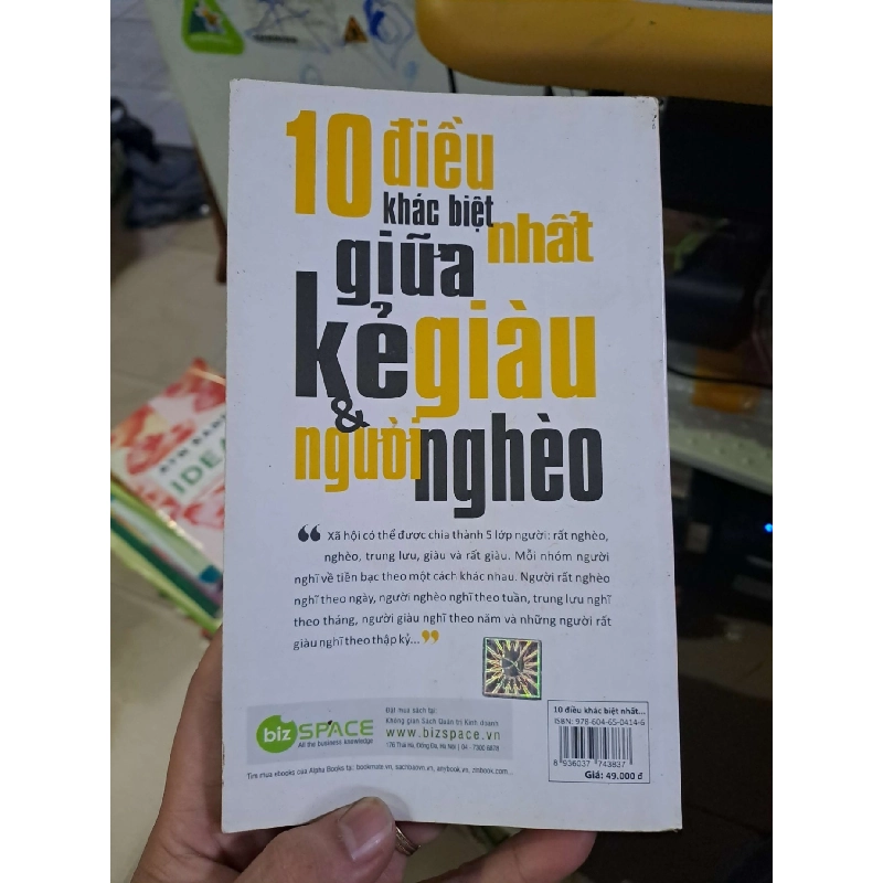 10 điều khác biệt nhất giữa kẻ giàu và người nghèo 2014 mới 80% ố bung vài trang đầu KỸ NĂNG HCM1809 919799