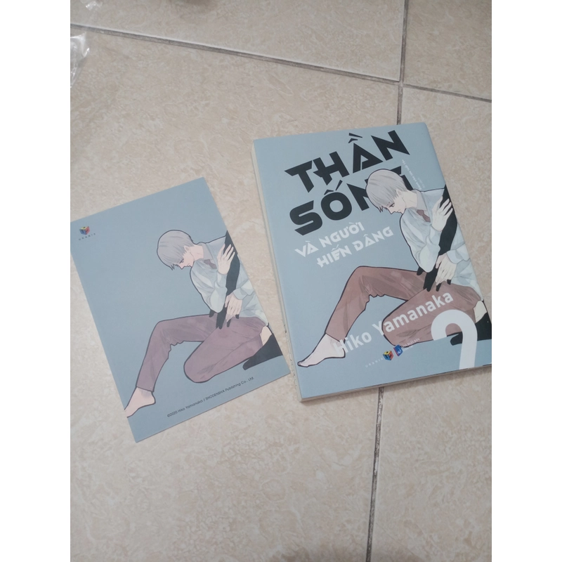 Thần sống và người hiến dâng tập 2 (kèm postcard) 528105