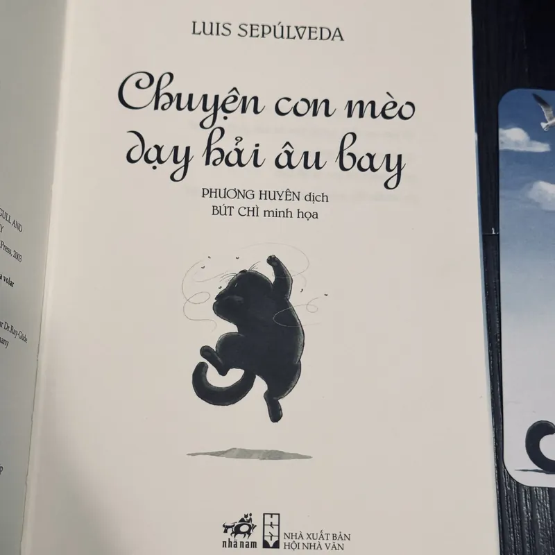 Chuyện con mèo dạy hải âu bay (bìa cứng + bookmark) 572260