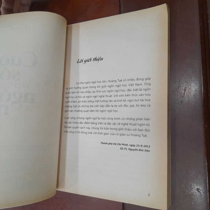 Hoàng Tuệ - CUỘC SỐNG ở trong NGÔN NGỮ 546219