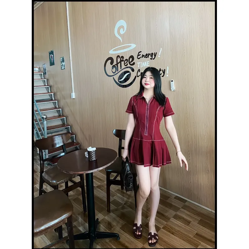Đầm jean tay ngắn kiểu đuôi xếp ly phối khóa kéo giữa cổ bẻ, có quần bảo hộ, màu đỏ size M 720120