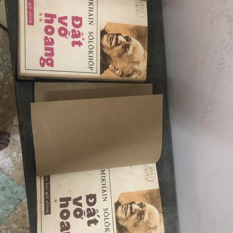 đất vỡ hoang in năm 1976 đóng lại bằng bìa cứng 570271