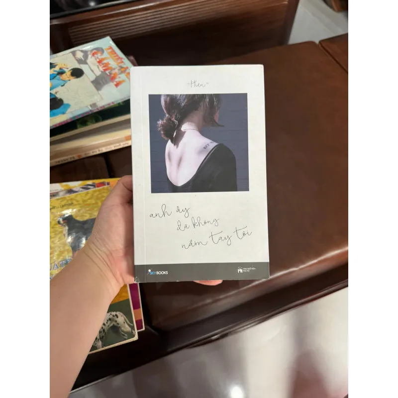 Anh Ấy Đã Không Nắm Tay Tôi – Hiên | Tản văn tình cảm chạm đến trái tim- K4 1029486