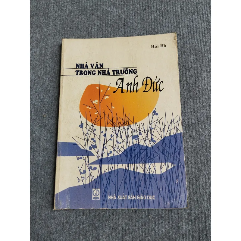 NHÀ VĂN TRONG NHÀ TRƯỜNG: ANH ĐỨC 571005