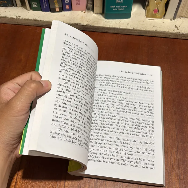 Tác Phẩm Và Lời Bình (Tác Phẩm Văn Học Trong Nhà Trường) - Nguyễn Tuân, Xuân Quỳnh - 2011 907584