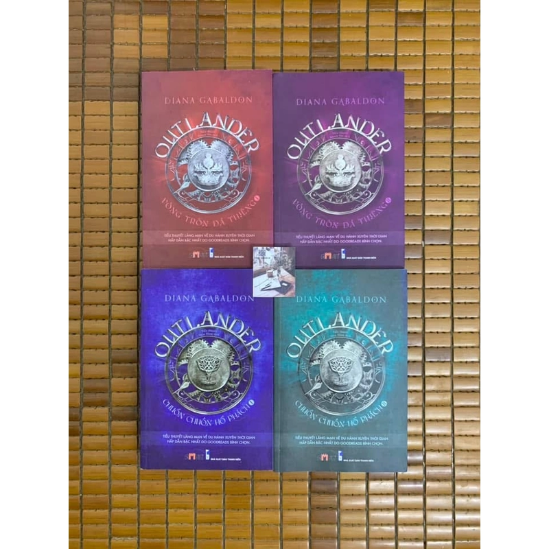 Diana Gabaldon Outlander 4 tập (Vòng tròn đá thiêng, Chuồn chuồn hổ phách) 534248