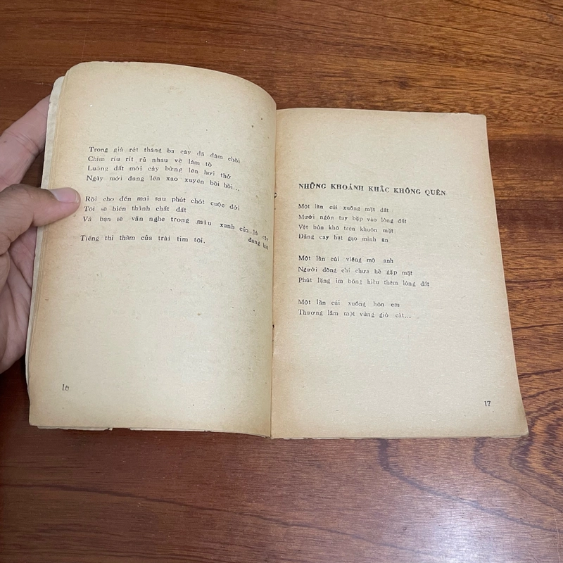II Sách xưa: Thơ _ Giữa Hai Mùa Thu - Hoàng Trọng Dũng - 1987 493000