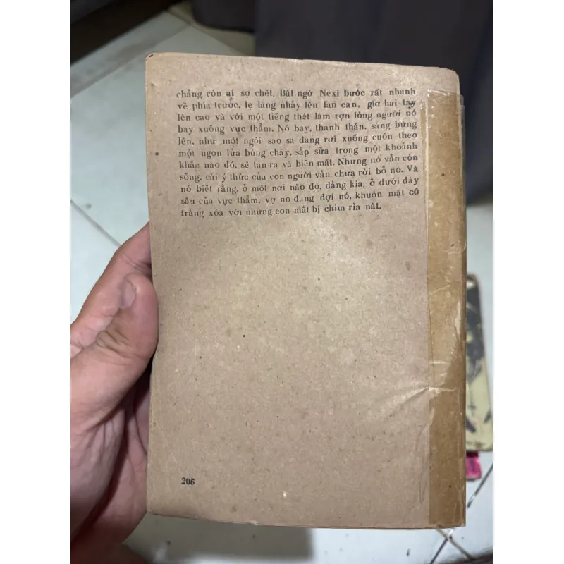 Tiểu thuyết Con thằn lằn trắng  1010966