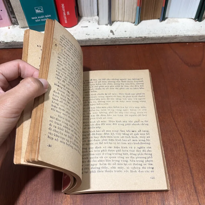 II Sách Xưa: Kĩ Thuật An Toàn Trong Thi Công Xây Dựng - Mai Tây Lộ - 1978 750990