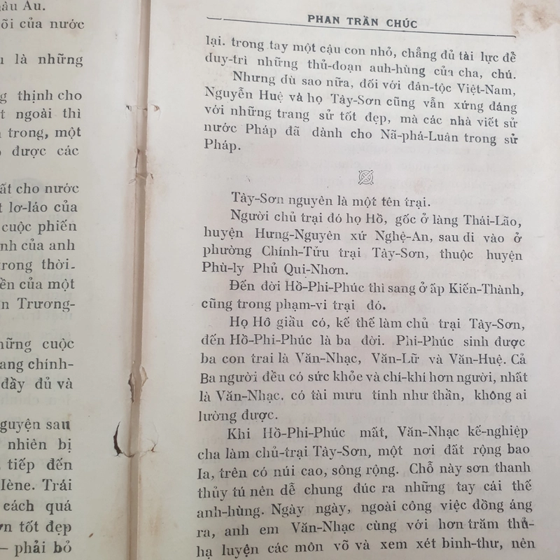 Vua Quang Trung T/g Phan Trần Chúc (sách hiếm 68 năm còn sót lại, giá hời) 537380