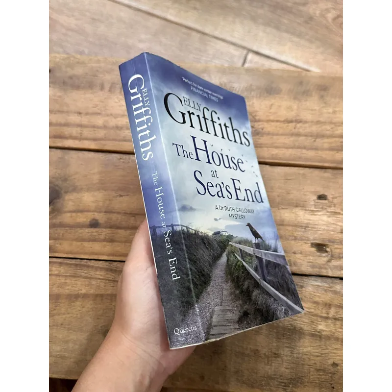 The House at Sea's End - Elly Griffiths 746381