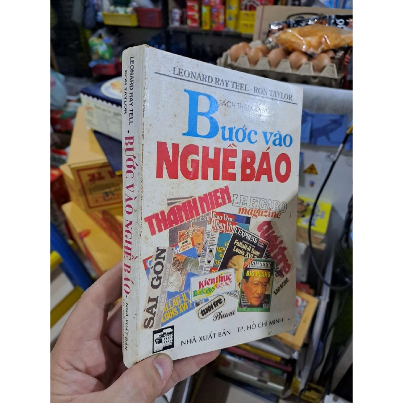 Bước Vào Nghề Báo - Leonard Rayteel, Ron Taylor - 1993 mới 80% ố - GIÁO TRÌNH, CHUYÊN MÔN - HMT3012 Blogmeo040226 793490