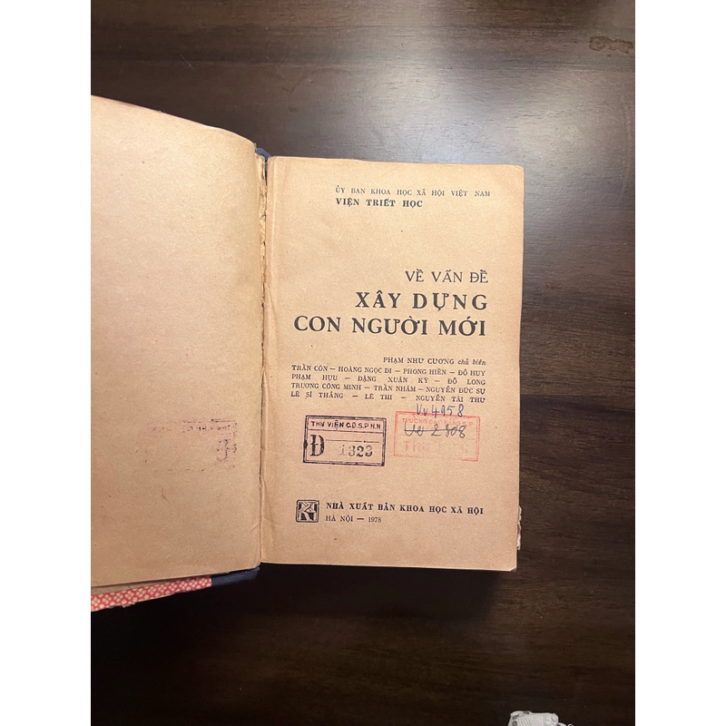 [sách hay] Về vấn đề xây dựng con người mới  548815