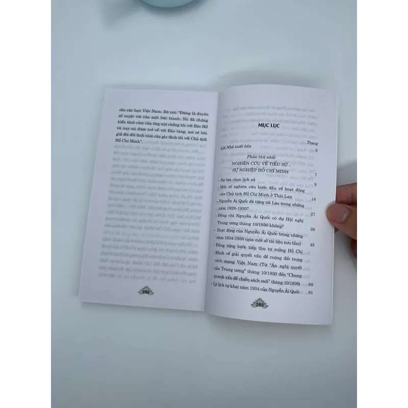 Bông sen trắng giữa lòng Hà Nội 1044805