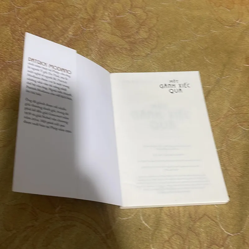 MỘT GÁNH XIẾC QUA - PATRICK MODIANO 747539