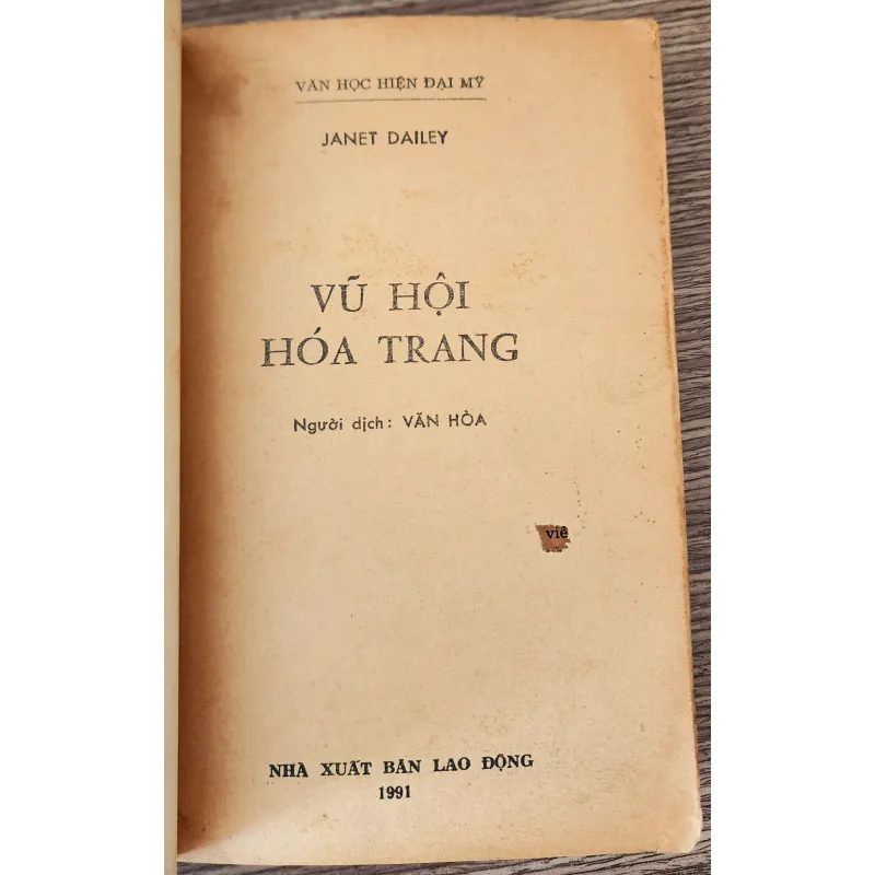 Tiểu thuyết Mỹ của nhà văn "best-seller" Janet Dailey: VŨ HỘI HÓA TRANG (427 trang) 959978