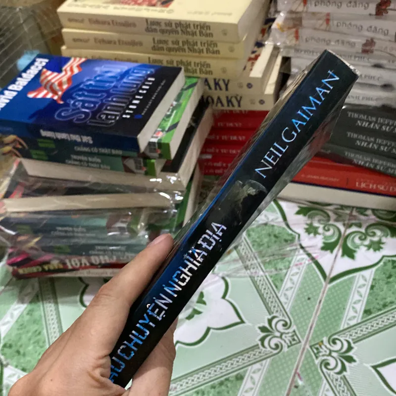 Câu chuyện nghĩa địa" (The Graveyard Book) của tác giả Neil Gaiman 999111