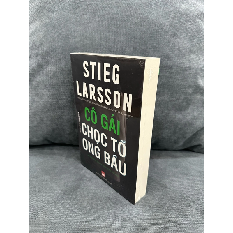 Cô gái chọc tổ ong bầu - Stieg Larsson 335497