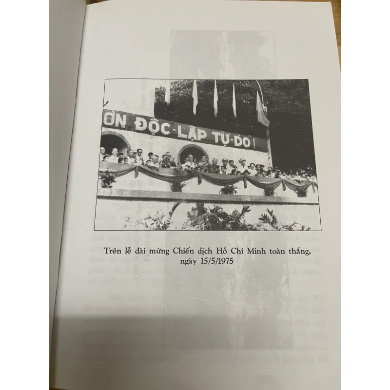 Sách ghi nhớ Mùa Xuân Đại Thắng 1975 - Tập ảnh kỷ niệm lịch sử 1038091
