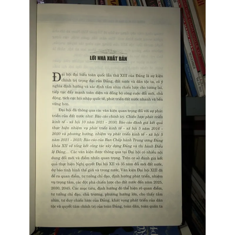 Những vấn đề lý luận và thực tiễn mới trong văn kiện đại hội XIll của Đảng  730994