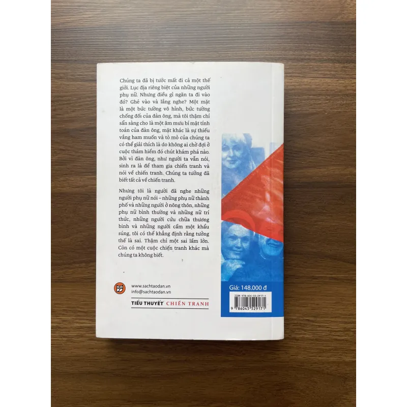 Chiến trang không có một khuôn mặt phụ nữ - Svetlana Alexievich 1005407