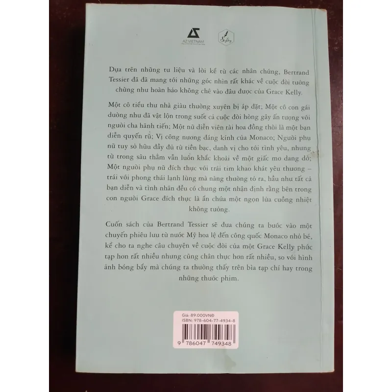 Những góc khuất chưa từng hé lộ về một cuộc đời tưởng chừng hoàn hảo. 718930