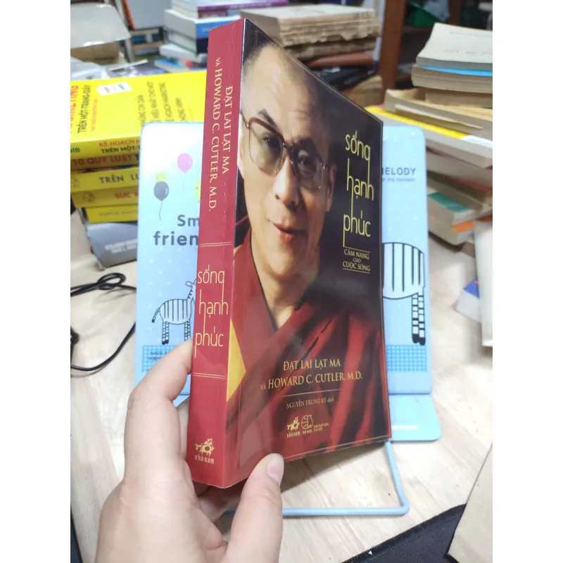 Sách: Sống hạnh phúc - Cẩm nang cho cuộc sống - TG: Đạt Lai Lạt Ma (B1) 788248