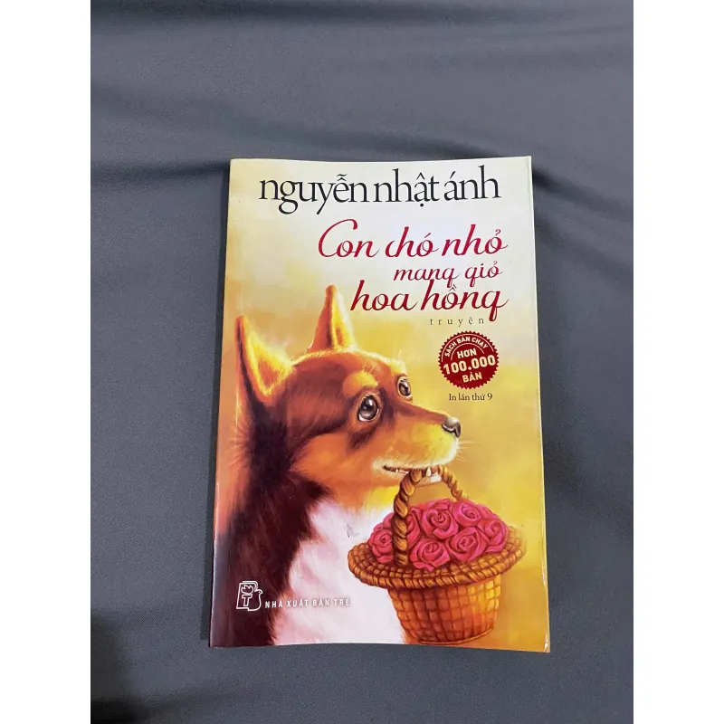 Con chó mang giỏ hoa hồng 1008108