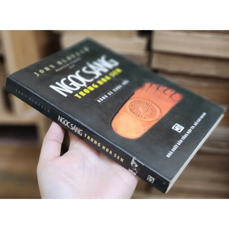 NGỌC SÁNG TRONG HOA SEN - John Blofeđ (Nguyên Phong dịch) 740170