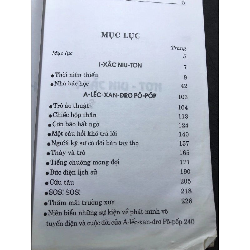 Nhà vật lý Niu-tơn và Pôpốp 2005 mới 80% bẩn nhẹ Song Mai HPB0508 VĂN HỌC 196163