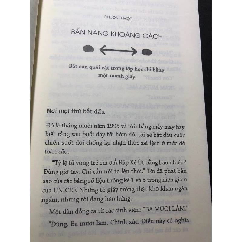 Factfulness Sự thật về thế giới 2019 mới 85% ố ẩm góc bìa sau Hans Rosling, Ola Rosling và Anna Rosling Ronnlund HPB2307 KỸ NĂNG 189944