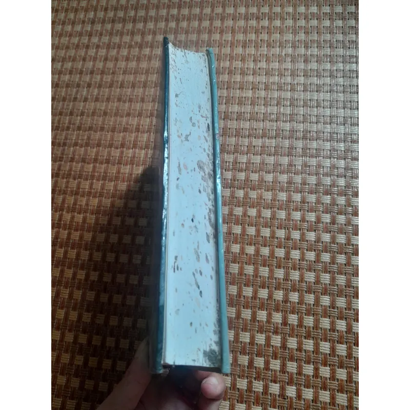 TRONG BÓNG TỐI ĐIỆN KREMLI 1024856