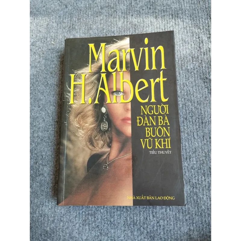 NGƯỜI ĐÀN BÀ BUÔN VŨ KHÍ - MARVIN H.ALBERT 574320