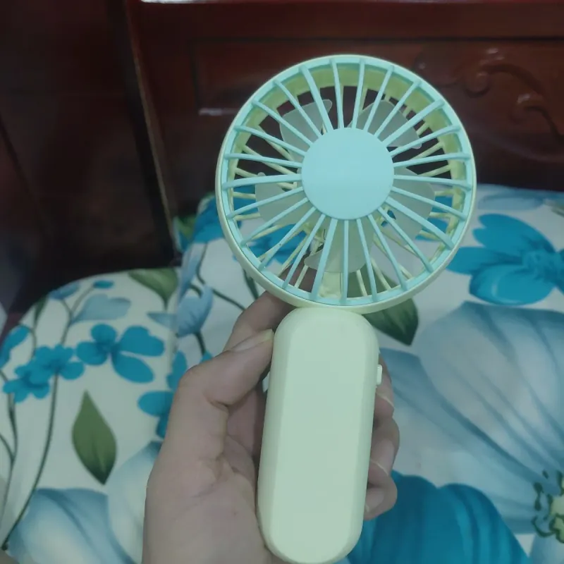 Quạt tích điện mini còn mới pin cầm lâu 1023225
