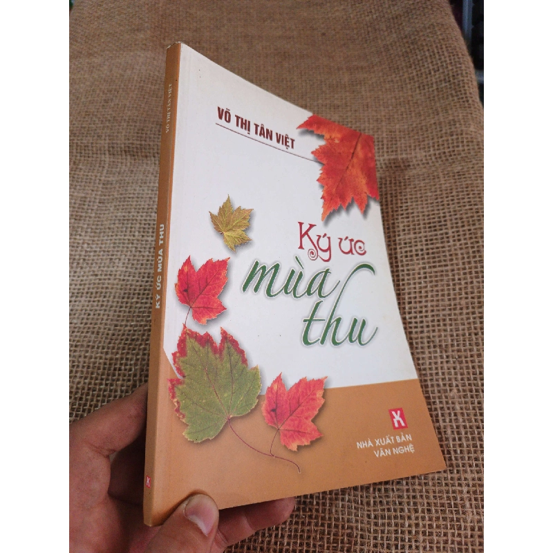 Ký ức mùa thu - Võ Thị Tân Việt 2010 mới 80% ố nhẹ (Sách văn học) HLSC2404 1028378