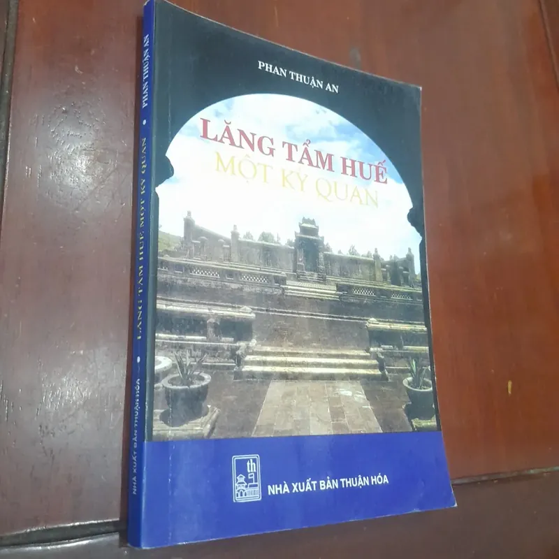 Phan Thuận An - LĂNG TẨM HUẾ MỘT KỲ QUAN 565278