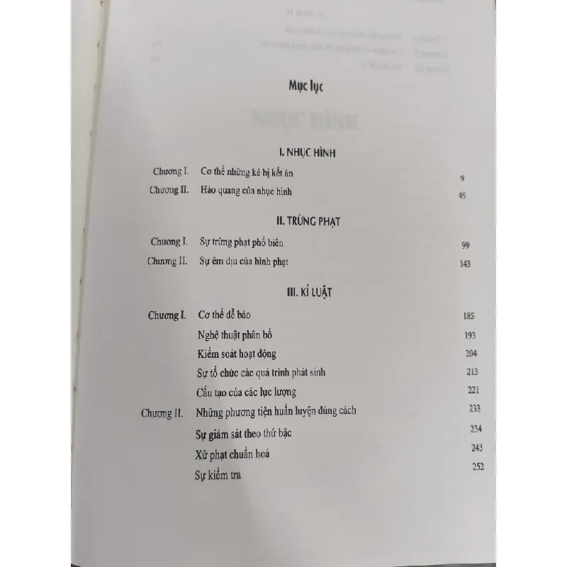 Giám sát và trừng phạt: Nguồn gốc nhà tù - Michel Foucault 688818