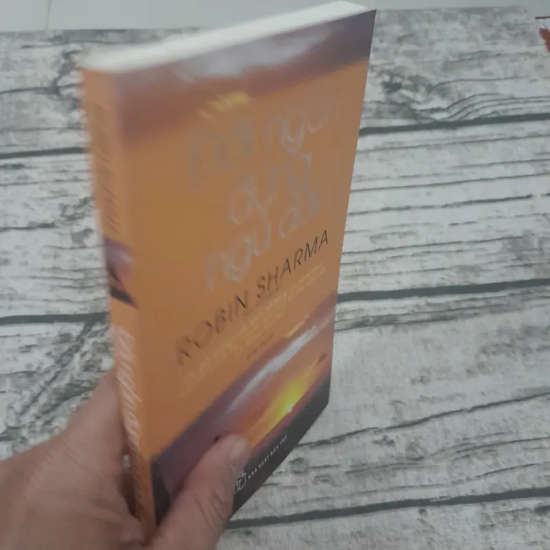 Đời ngắn đừng ngủ dài. Robin Sharma. In lần 22 599310