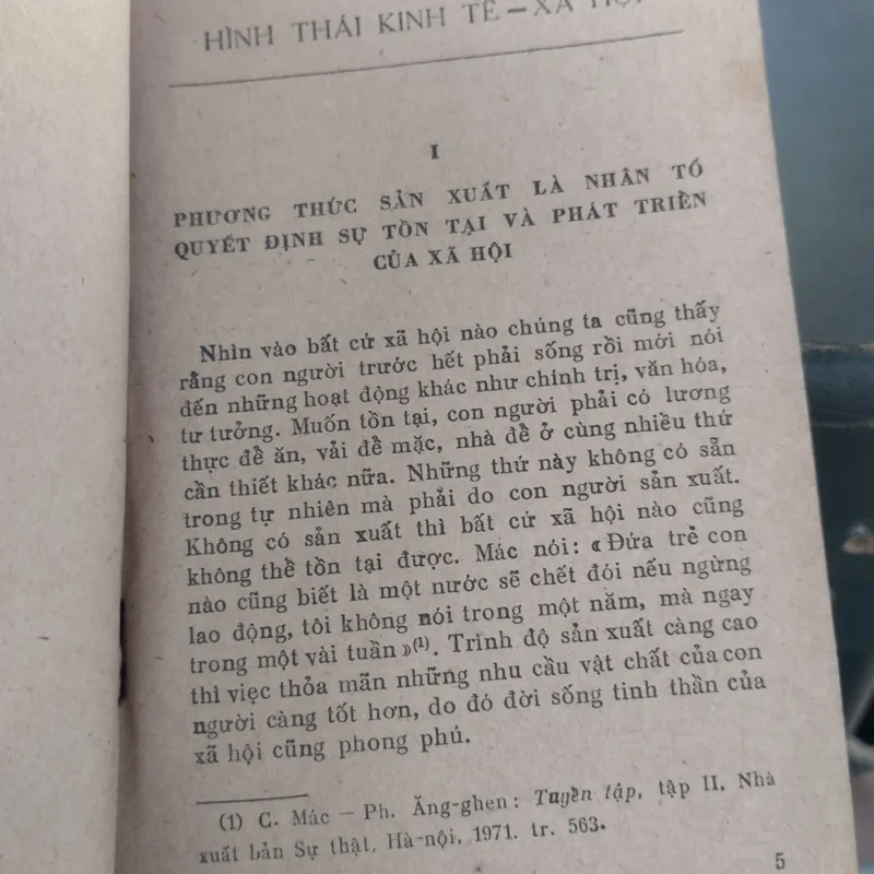 Triết học Mác-Lênin: Chủ nghĩa Duy Vật Lịch Sử" (1979) 573906