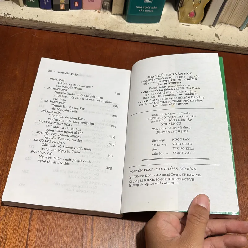 Tác Phẩm Và Lời Bình (Tác Phẩm Văn Học Trong Nhà Trường) - Nguyễn Tuân, Xuân Quỳnh - 2011 907584
