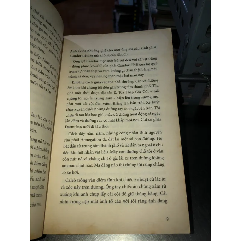 Divergent những kẻ bất khả trị - Veronica Roth 993044