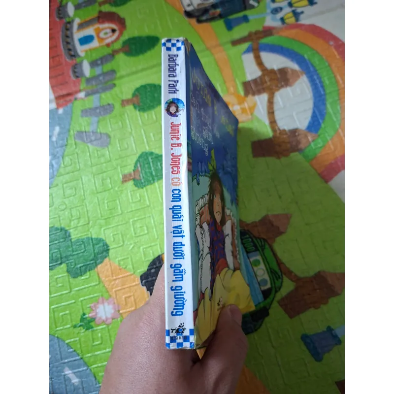 Junie B. Jones Có Con Quái Vật Dưới Gầm Giường 927033