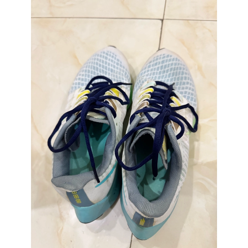 Giày thể thao hiệu NIKE 385790