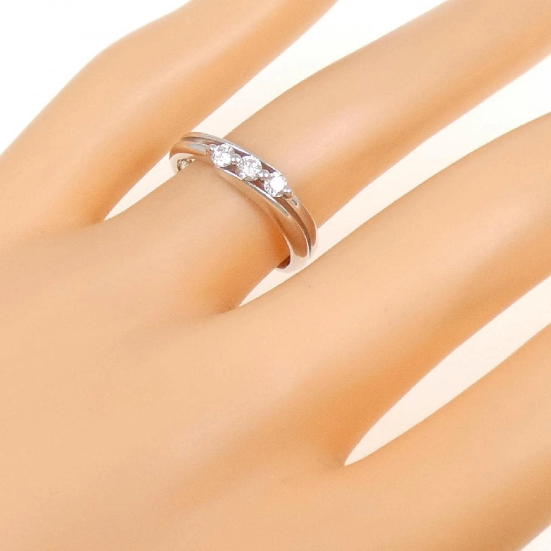 Nhẫn kim cương ba viên K18WG 0.20CT 666179