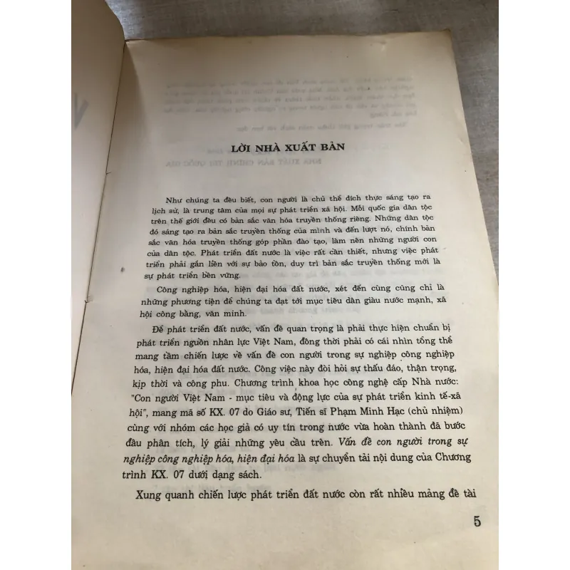 Vấn đề con người trong sự nghiệp công nghiệp hoá, hiện đại hoá 780967