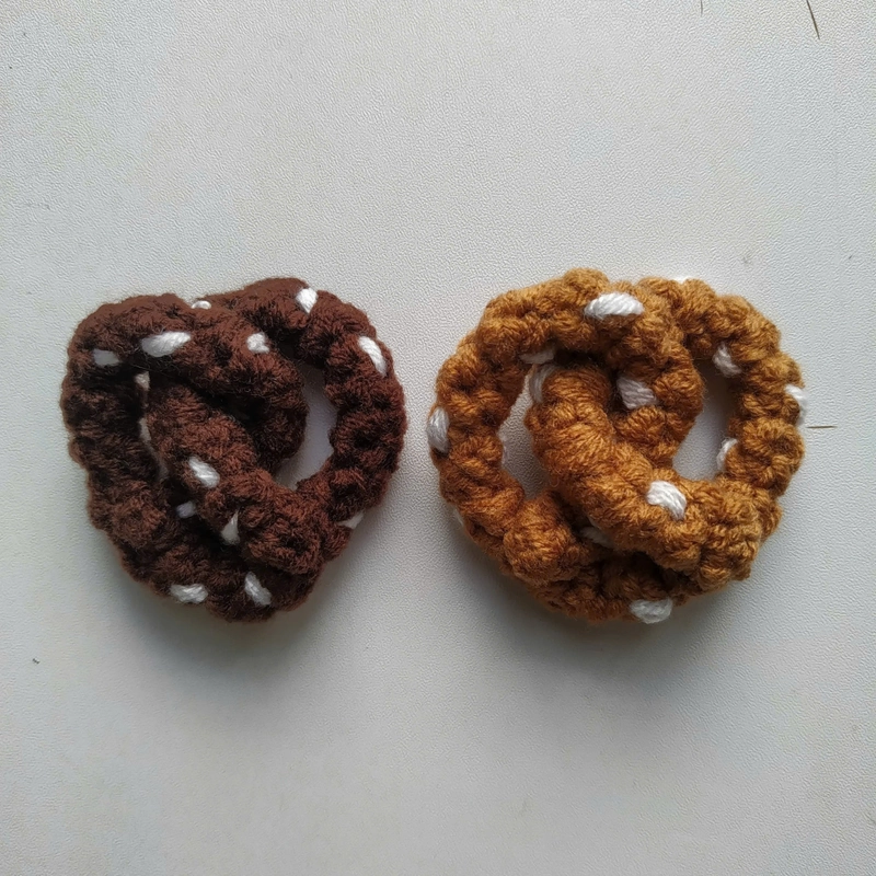 Móc khoá len bánh pretzel (cặp 2 cái) 222222