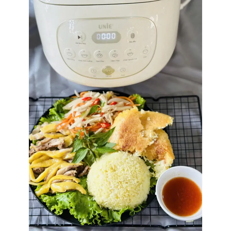 Nồi cơm điện lòng gốm tự nhiên UNIE URC815 1039847