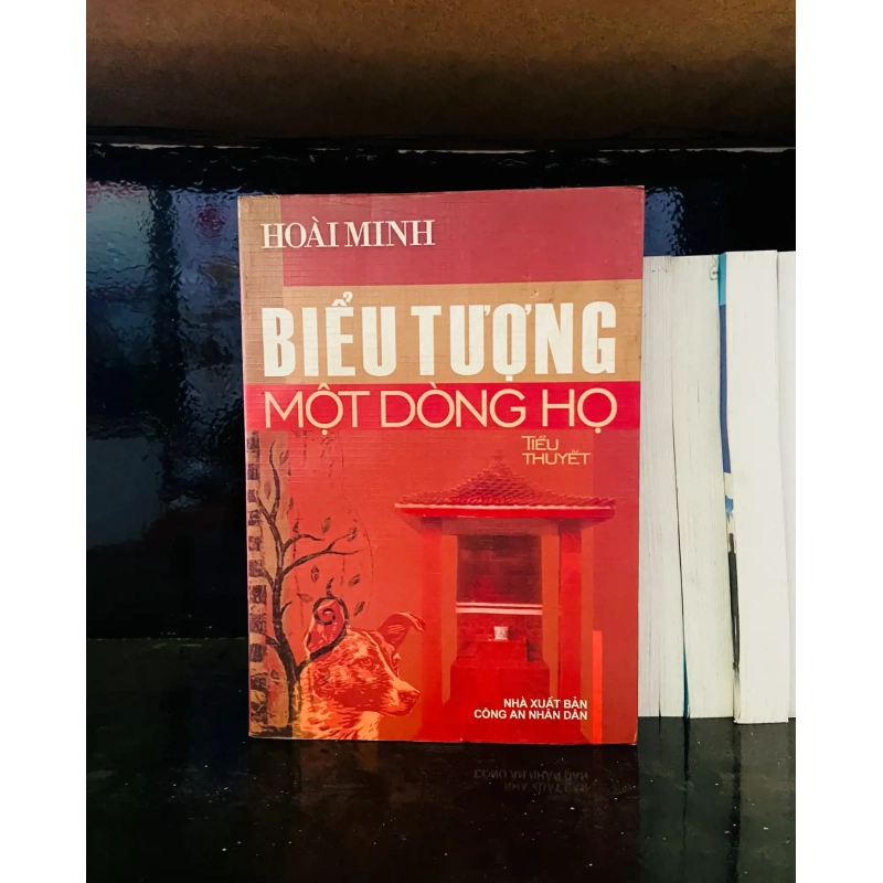 (Sách cũ SCGR) Biểu tượng một dòng họ - Hoài Minh - Văn học VAVOA1T2-49 Blogmeo090426 1017029